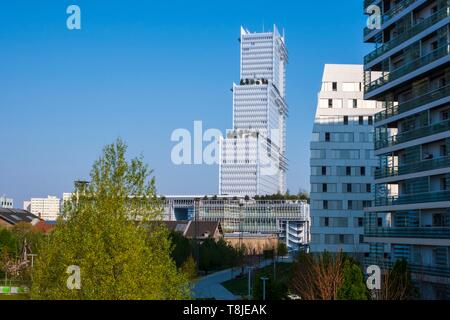 Francia, Parigi, Batignolles distretto, Clichy Batignolles Martin Luther King giardino con un edificio in Clichy Batignolles sviluppo urbano, nuovo Palais de Justice di Renzo Piano Foto Stock