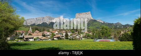 Francia, Isere, Trieves, vista panoramica del villaggio di Chichilianne e Mont Aiguille (2085m) Foto Stock