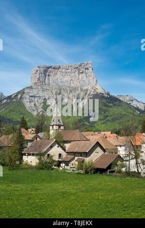 Francia, Isere, Trieves, il villaggio di Chichilianne ai piedi del monte Aiguille (2085m) Foto Stock