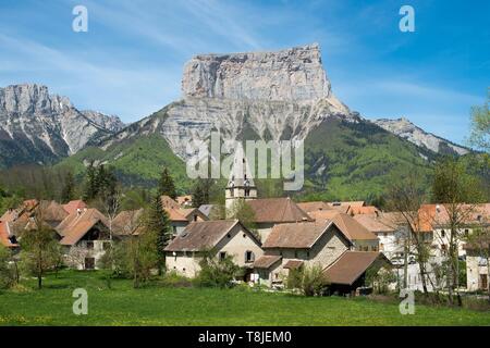 Francia, Isere, Trieves, il villaggio di Chichilianne ai piedi del monte Aiguille (2085m) Foto Stock