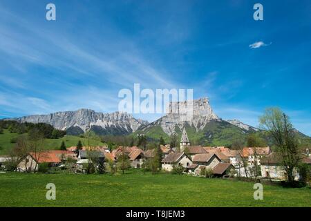 Francia, Isere, Trieves, il villaggio di Chichilianne ai piedi del monte Aiguille (2085m) Foto Stock