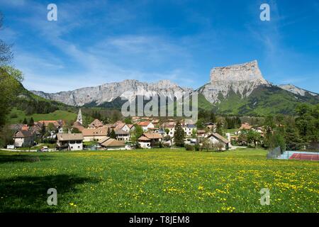 Francia, Isere, Trieves, il villaggio di Chichilianne ai piedi del monte Aiguille (2085m) Foto Stock