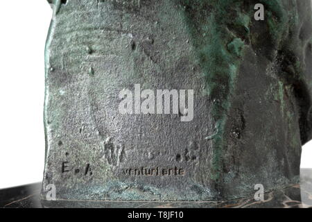 Arno Breker (1900 - 1991) - Salvador DalÂ¡ testa ritratto in bronzo con patina verde, firmato "Arno Breker 1974 - 75' sul lato del collo. Base in marmo nero con venature bianche (piccoli trucioli sugli angoli inferiori), etichetta di 'Venturi Arte' sul lato inverso. Altezza 29,5 cm. Molto delicata la scultura che corrisponde DalÂ¡'s maniera meticolosa della pittura. storica, storica del xx secolo, 1930S, 1940s, belle arti, arte, NS, il socialismo nazionale, il nazismo, il terzo Reich, Reich tedesco, Germania, nazionale socialista, nazista, periodo nazista, Editorial-Use-solo Foto Stock