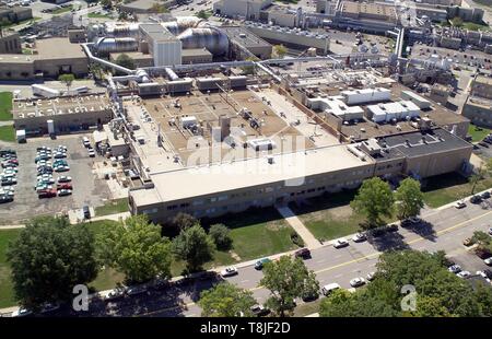 Vista aerea del motore ricerca edificio, con l'altitudine del tunnel del vento/potenza spaziale Chambers, John H. Glenn Research Center al campo di Lewis, Cleveland, Ohio, 2006. Immagine cortesia Nazionale Aeronautica e Spaziale Administration (NASA). () Foto Stock