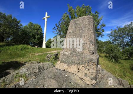 Francia, Haut Rhin, Hautes Vosges, Hartmannswillerkopf o Vieil Armand, la linea del fronte eretta dal Touring Club de France, a Hartmannswillerkopf, rinominato Vieil Armand dopo la Prima Guerra Mondiale, è una piramide rocciosa sperone, nel massiccio des Vosges, affacciato su 956 metri la piana di Alsace Haut Rhin Foto Stock