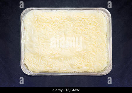 Pre-cotto lasagne cold foil vassoio. Isolate su nero ardesia board Foto Stock