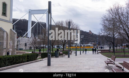 BUDAPEST UNGHERIA 03 15 2019 Ponte Elisabetta ungherese Erzsebet Hid il collegamento di Buda e Pest attraverso il Fiume Danubio. Foto Stock