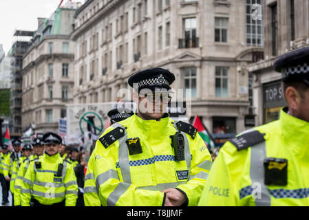 Manifestazione nazionale per la Palestina, Londra, linea di funzionari di polizia a piedi lungo i manifestanti, Regno Unito 11/05/2019 Foto Stock