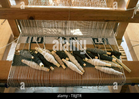 Close-up di tappeto di lana nel processo decisionale. Naturalmente i filati tinti in corso di tessitura a telaio. Teotitlan del Valle, Stato di Oaxaca, Messico. Apr 2019 Foto Stock