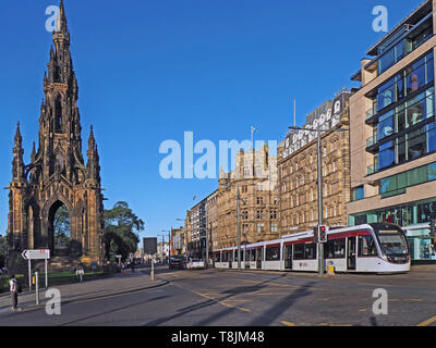 Edimburgo - Settembre 2016: Sir Walter Scott Monument e Princes Street, con un cartello per la stazione ferroviaria che prende il nome da una delle sue charact fittizia Foto Stock