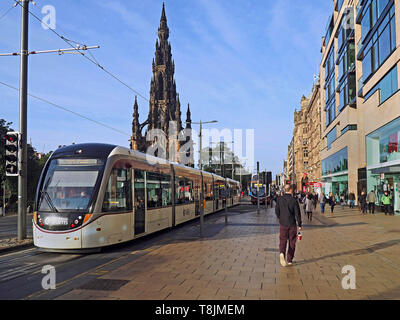 Edimburgo - Settembre 2016: Sir Walter Scott Monument e Princes Street, la principale via dello shopping e Trasporto hub. Foto Stock