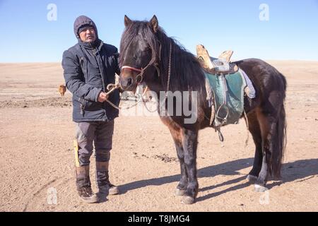 Mongolia Mongolia Est, area di steppa, PASTORE MONGOLO in abiti tradizionali Foto Stock