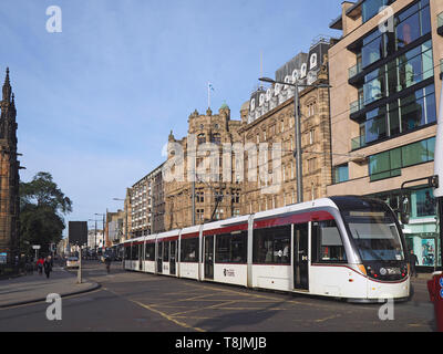 Edimburgo - Settembre 2016: Sir Walter Scott Monument e Princes Street, la principale via dello shopping e Trasporto hub. Foto Stock