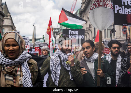 Manifestazione nazionale per la Palestina, studenti contemplati in fumo dal fumo colorato granate, London, Regno Unito 11/05/2019 Foto Stock