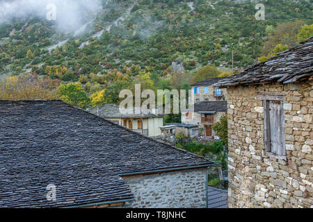 Tsepelovo village, uno dei più bei villaggi nella regione di Zagori, nella prefettura di Ioannina, regione Epiro, la Grecia, l'Europa. Foto Stock