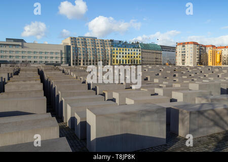 Centinaia di lastre di cemento o stele presso il memoriale della assassinato ebrei d'Europa, noto anche come Memoriale dell Olocausto, Berlino, Germania. Foto Stock