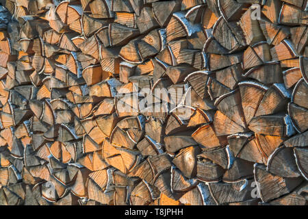 Un woodpile secchi di legno di betulla nel cortile della casa di close-up. Pila di legna da ardere preparato per il camino. Sfondo di betulla. Foto Stock