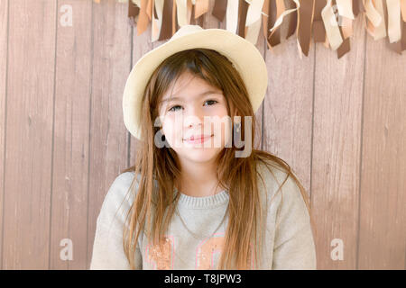 Pretty girl in studio sessione fotografica con hat Foto Stock