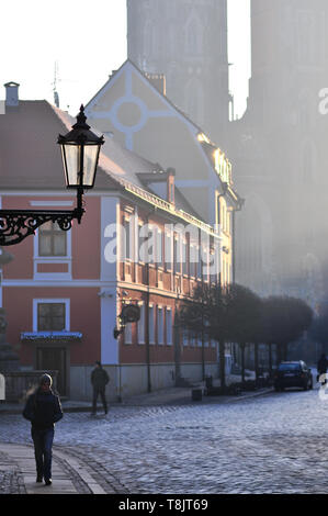 Wroclaw, Polonia, marzo 2019.. Via lampada lanterna in Wroclaw cattolica città vecchia Ostrow Tumski. con una cattedrale nel retro Foto Stock