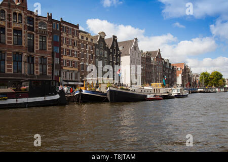 Tipiche case galleggianti di fronte a tipiche case a graticcio in Herrengracht, Amsterdam, Olanda, Paesi Bassi Foto Stock