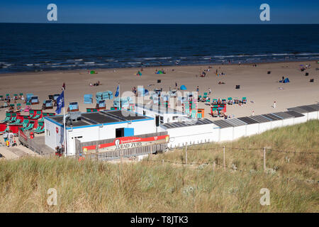 Area di spiaggia con con beachbar e sedie a sdraio sulla spiaggia di Egmond,mare del Nord Holland, Paesi Bassi Foto Stock