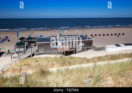 Area di spiaggia con con beachbar e sedie a sdraio sulla spiaggia di Egmond,mare del Nord Holland, Paesi Bassi Foto Stock