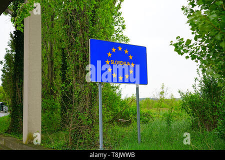 TRIESTE, ITALIA -12 APR 2019- Vista del segno per entrare in Slovenia al confine tra la Slovenia e la regione autonoma Friuli Venezia Giulia Foto Stock