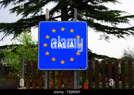 TRIESTE, ITALIA -12 APR 2019- Vista del segno per entrare in Italia al confine tra la Slovenia e la regione autonoma Friuli Venezia Giulia in Foto Stock