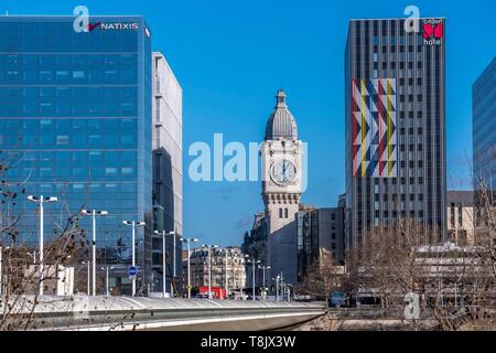 Francia, Parigi, Pont Charles de Gaulle da architetti Louis Arretche Gerald e Karansinski romano e il quartiere degli affari della Gare de Lyon, Tour de l'Horlo Foto Stock