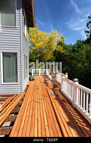 Outdoor ponte di legno essendo completamente ristrutturato durante la stagione primavera Foto Stock