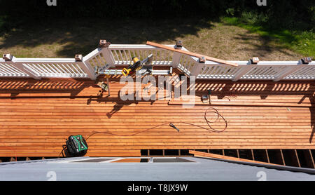 Vista aerea esterna di ponte di legno essendo ristrutturato con la potenza e gli strumenti a mano sul pavimento di assi Foto Stock