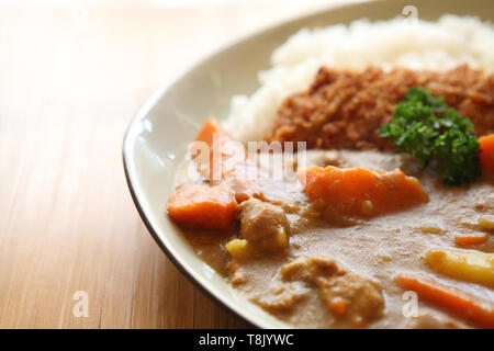 Riso al curry con carne di maiale fritto Foto Stock