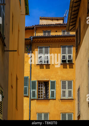 Vista di vecchie case tradizionali in le strade strette del centro storico Vielle Ville a Nizza nel sud della Francia Foto Stock