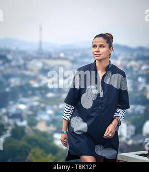 Bella donna che si affaccia sul panorama della città di Dalat, Vietnam Foto Stock