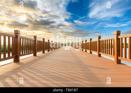 Il Boardwalk e belle nuvole nel parco della città Foto Stock