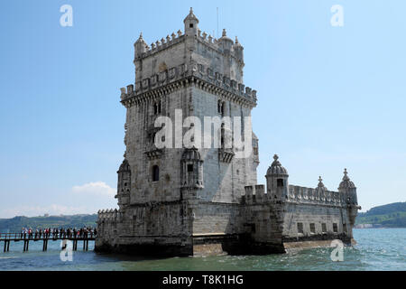 I turisti presso la Torre di Belem landmark building coda sul ponte di legno per visitare il sito Web all'interno del patrimonio mondiale Unesco in Lisbona Portogallo Europa KATHY DEWITT Foto Stock