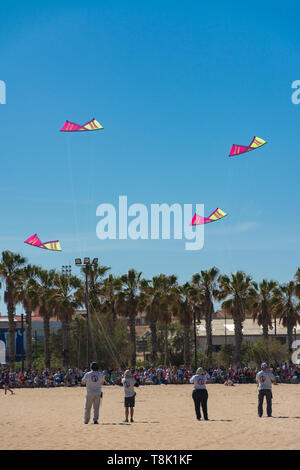 VALENCIA, Spagna. 12 maggio 2019: Kite Festival internazionale. Spiaggia di Malvarrosa. Concorso con acrobatica e voli coreografici. Team coreografico Foto Stock