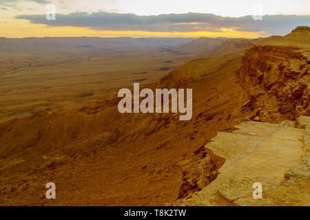 Vista al tramonto del Makhtesh (Cratere) Ramon, nel deserto del Negev, Israele sud. Si tratta di un rilievi geologici di un grande circo di erosione Foto Stock