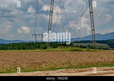 Primavera foresta con glade e General Electric linea di trasmissione di potenza, Plana mountain, Bulgaria Foto Stock