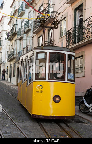 Ascensor da Bica, Lisbona più antichi della funicolare, Misericórdia, Lisbona, Portogallo Foto Stock