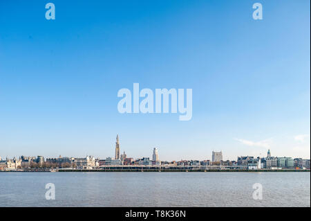 Belgio, Anversa - 15 Febbraio 2015: cityscape di Anversa come visto da Linkeroever Foto Stock