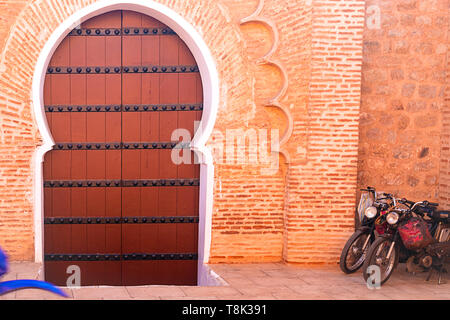 In storico edificio antico porta in stile marocco africa legno e metallo arrugginito. Il Marocco Foto Stock