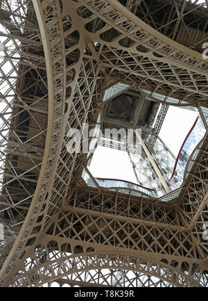 Incredibile vista dal basso del dettaglio della struttura reticolare della Torre Eiffel chiamato Tour Eiffel in lingua francese a Parigi Francia Foto Stock