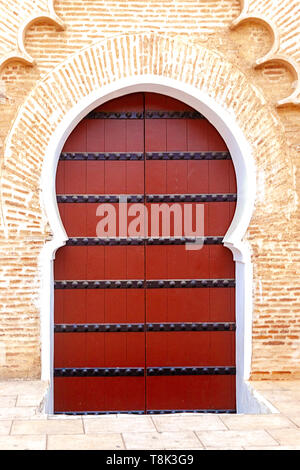 In storico edificio antico porta in stile marocco africa legno e metallo arrugginito. Il Marocco Foto Stock