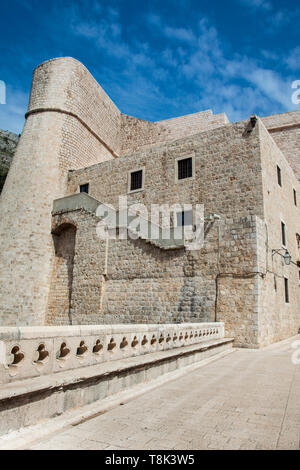 Revelin Tower presso il cancello PLOCE sulle belle mura di Dubrovnik Foto Stock