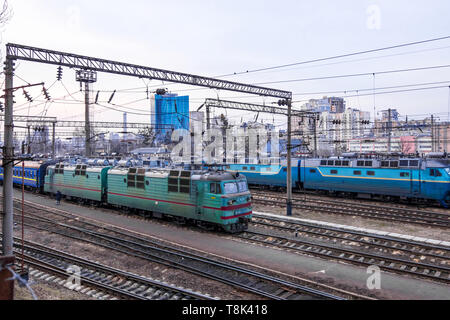 Kiev, Ucraina - 09 Marzo 2019: vecchia locomotiva elettrica a Kiev La Stazione Centrale. Kiev, Ucraina Foto Stock