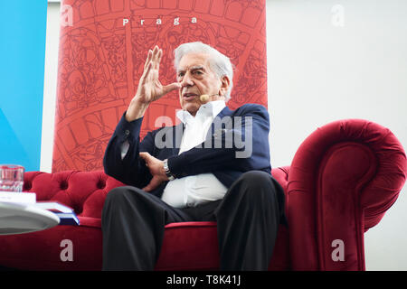 Peruvian-Spanish scrittore Mario Vargas Llosa parlando sul palco. Libro mondo Praga 2019 - 25rd Fiera Internazionale del Libro e Festival Letterario. Foto Stock