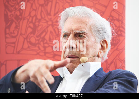 Peruvian-Spanish scrittore Mario Vargas Llosa parlando sul palco. Libro mondo Praga 2019 - 25rd Fiera Internazionale del Libro e Festival Letterario. Foto Stock