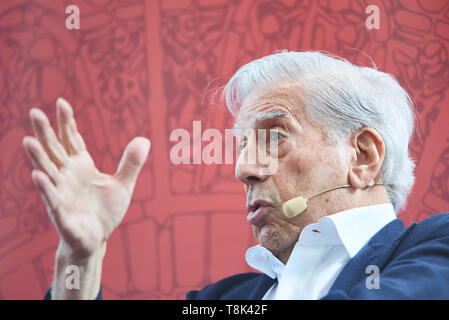 Peruvian-Spanish scrittore Mario Vargas Llosa parlando sul palco. Libro mondo Praga 2019 - 25rd Fiera Internazionale del Libro e Festival Letterario. Foto Stock