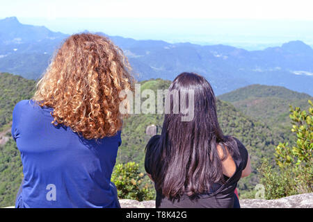 Due midle età donna che guarda la vista os il montais. Concetto di avventura, amicizia, la pace, il partenariato Foto Stock